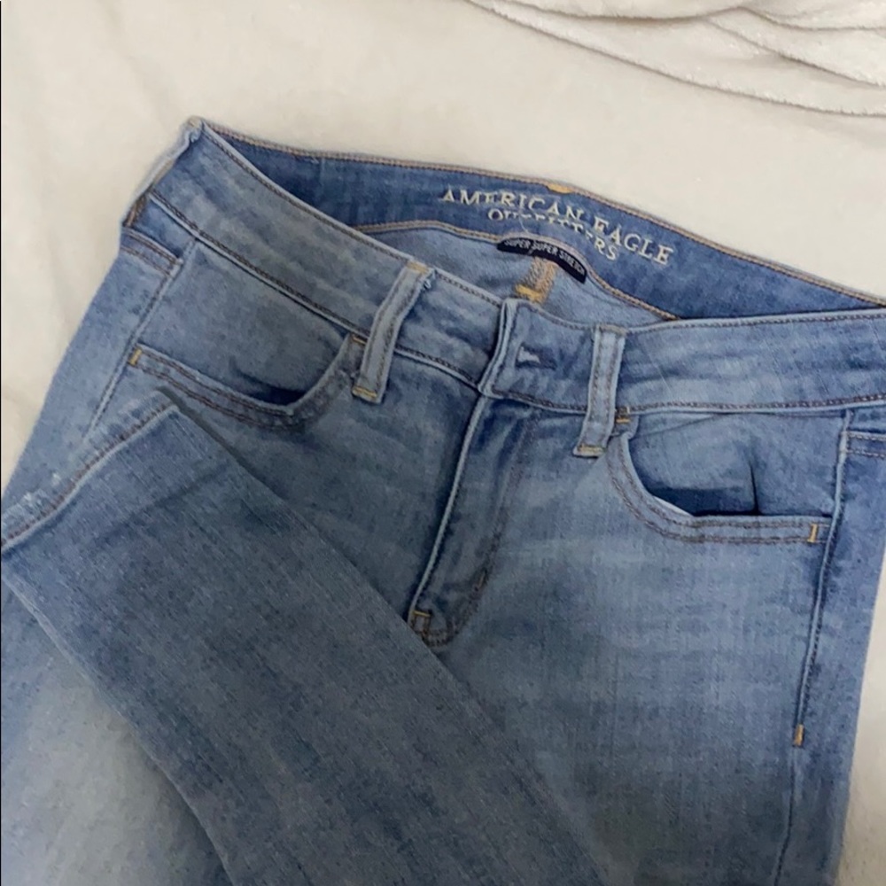 Light wash American eagle skinny jeans